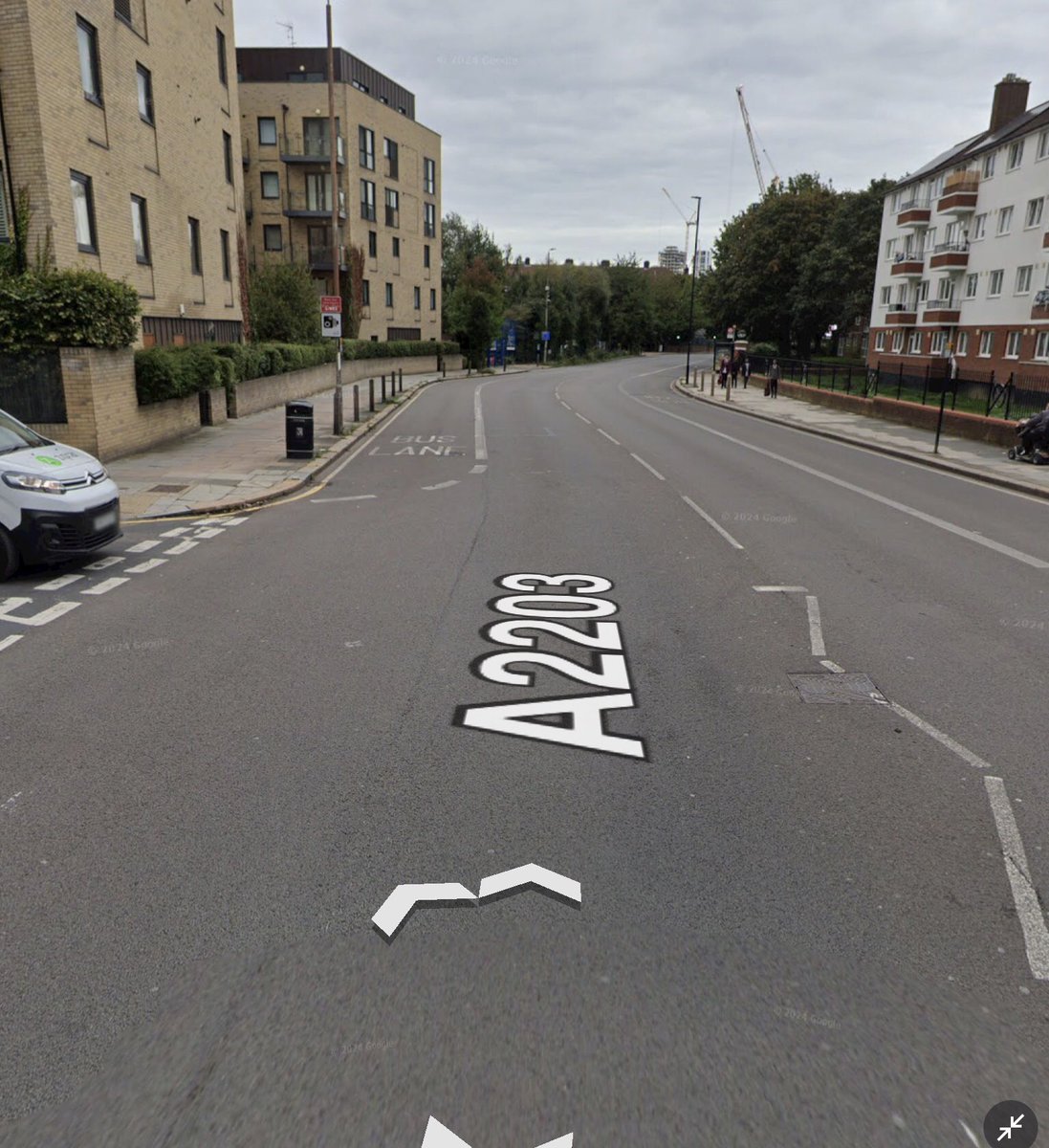 Hrawli's tweet image. If anyone uses this section of Blackwall Lane bus lane regularly, would you be able to do me a favour and confirm if there’s a blue sign at the start of this part.
@Royal_Greenwich seem to think taxis aren’t allowed. 
Thank you
