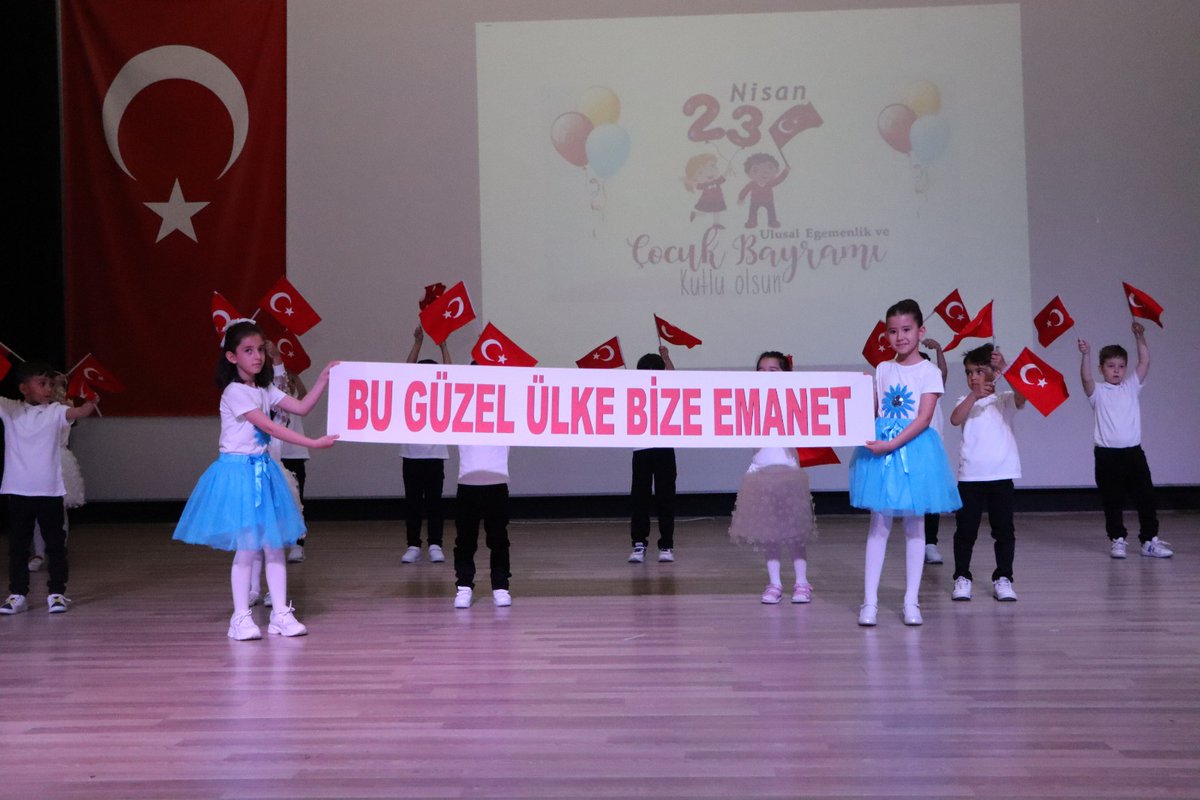 23 Nisan Ulusal Egemenlik ve Çocuk Bayramı’ nın 105. Yılı Coşkuyla Kutlandı. Kutlama programına Kaymakamımız Sayın Mehmet Kemal AKPINAR, Belediye Başkanı Sayın Adil BAYINDIR, Cumhuriyet Başsavcısı Sayın Necati KARACA, daire amirleri, siyasi parti ve S.T.K temsilcileri katıldı.