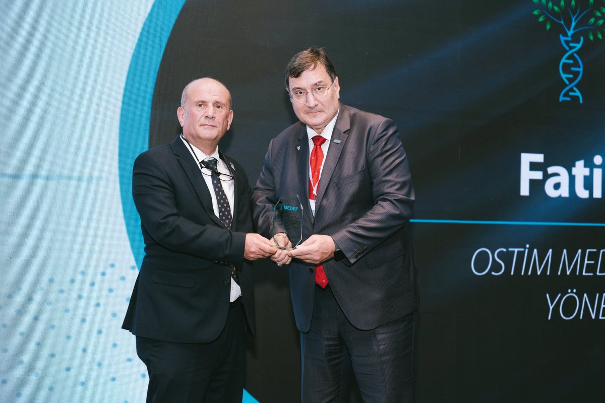 medikalkume's tweet photo. Kümelenmemiz, 2. Ulusal Ortopedi ve Omurga Cerrahisi Tedarikçileri Kongresi'ne katıldı!
Y.K. Başkanımız Fatin Dağçınar, yerli üretim ve STK'lar konusunu ele alarak yerli üretimin önemini vurguladı ve MEDEF Başkanı Op. Dr. Ahmet Aydemir ile birlikte kongre stantlarını ziyaret etti https://t.co/r8Vkz6Kkub
