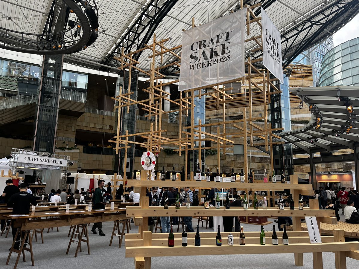 tokorozawaaisu's tweet photo. 清酒 天覧山 五十嵐酒造 !
埼玉県飯能市
CRAFT SAKE WEEK 2025
at ROPPONGI HILLS
五十嵐酒造の五十嵐正則 五代目と
#天覧山 #五十嵐酒造 #酒 #六本木ヒルズ
#craftsakeweek #japanesesake
#埼玉県 #飯能 #SaitamaJapan #hanno
#たわし散歩 #たわし #tawashi https://t.co/k7kJDi2UIl