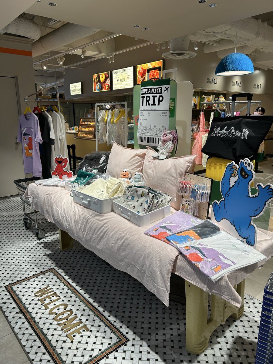HAVE A NICE TRIP✈️ 
本日4/24(木)よりトラベルコレクションの販売がスタート🌈

セサミストリートの仲間たちが旅行を楽しんでいる姿がデザインされた今回のコレクション🙌☀️

ぬいぐるみ用のバスローブコスチュームをはじめ、