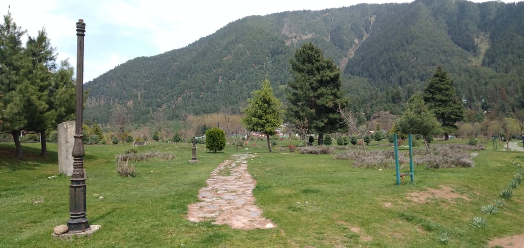 KashmirLife's tweet photo. Pahalgam: Now a Ghost Town
In the wake of the #PahalgamAttack, this once-thriving #tourist haven now lies eerily silent. Hotels, roads, parks, taxi stops, and pony stands are all empty. These powerful images, captured by a #localresident, offer a stark glimpse into the deserted landscape. See photographs.
