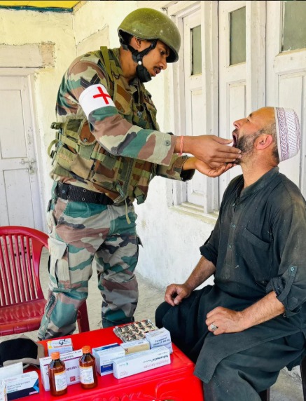 kupwarasentinel's tweet photo. #IndianArmy's Medic on Foot initiative reaches #Kanzalwan walking miles to deliver compassion &amp; care. In the heart of #Gurez Valley, free health checkups and medicines brought smiles, healing, and hope. This outreach isn’t just medical it’s a lifeline of trust &amp; unity. https://t.co/ZWsdCiLFDW