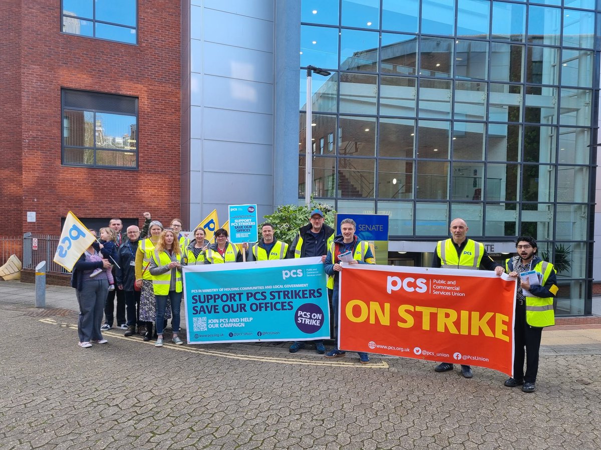 Shout out to PCS members on strike today at <a href="/mhclg/">Ministry of Housing, Communities & Local Gov</a> The Senate, Southernhay Gardens, Exeter.
Striking to save their office from closure #PCSonStrike