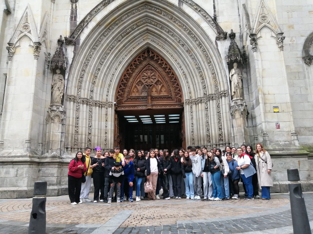 🎉 ¡Recapitulando momentos de Semana Santa!
📍 Empezamos por la convivencia del Área 6 de #JMV en Bilbao.
A través de talleres vivenciales, trabajamos los días más importantes de la #SemanaSanta, profundizando en su significado y compartiendo nuestra fe en comunidad. ✝️🕊️.