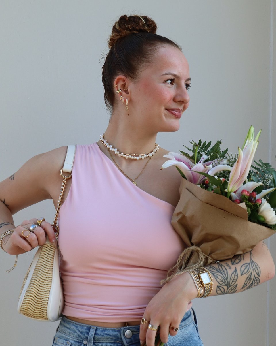 Show me flowers and accessories, and I’ll show you happiness. 🌸 #larssonjennings #womenswatches #springstyle