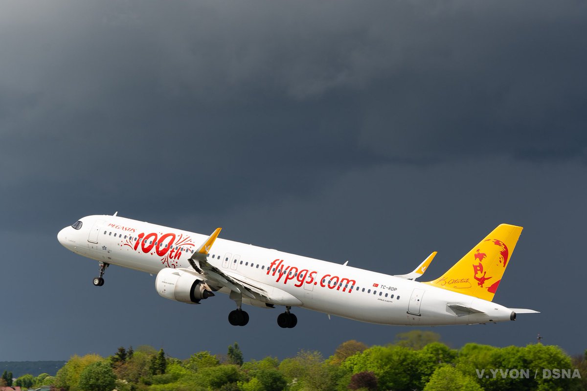 La mi-saison avec ses giboulées et ses ciels chargés  😍📸✈️

#paris #orly #airport #aviationphotography #avgeeks