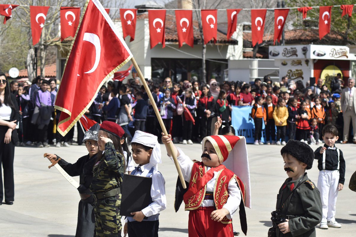 DivrigiA's tweet photo. 23 Nisan Ulusal Egemenlik ve Çocuk bayramı alan gösterimiz
@tcmeb @sivasmem @erdogan_fatih66 @DivrigiIlce @Sivas_HEDEF #aileyılı https://t.co/kJ28fMhEpU
