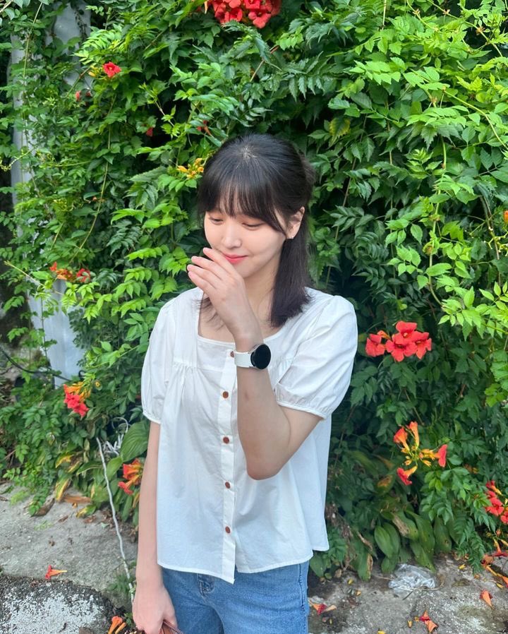 ⠀

Pretty girl, you make everything feel alright.
Pretty girl, pretty as the stars in the sky.

⠀