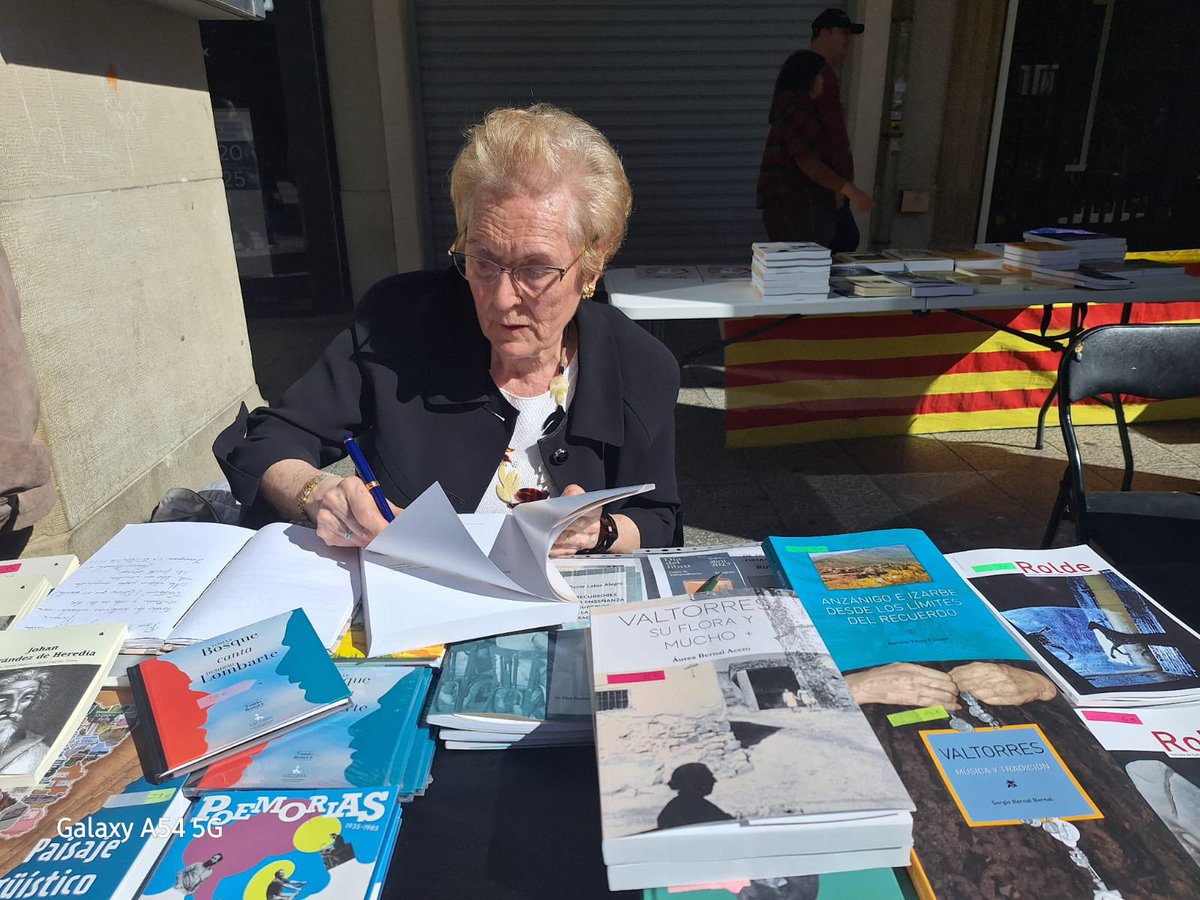 sergiobernales's tweet photo. Áurea Bernal firmando ejemplares del último libro sobre Valtorres, “Valtorres, su flora y mucho más”, un bonito día de San Jorge. https://t.co/W6uCsn6NHt