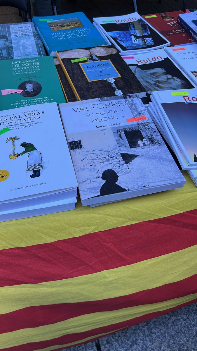 sergiobernales's tweet photo. Áurea Bernal firmando ejemplares del último libro sobre Valtorres, “Valtorres, su flora y mucho más”, un bonito día de San Jorge. https://t.co/W6uCsn6NHt