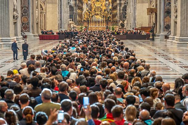 La Basilica de San Pedro no ha podido cerrar prácticamente en toda la noche debido a la largas colas de fieles que querían despedirse del Papa Francisco.