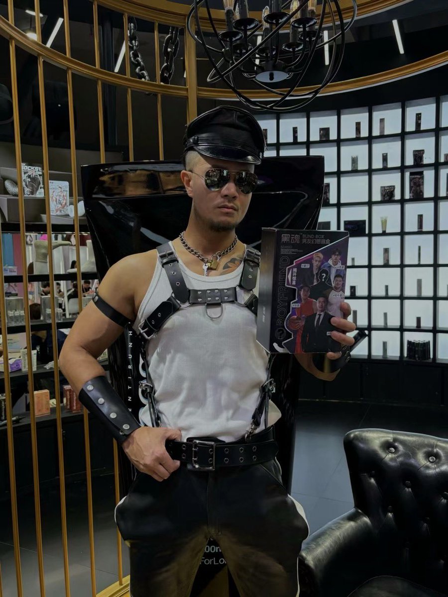 你的男朋友迷路了 快点领他回家！
理想男友盲盒正式上架！

六根不同尺寸等你来试
端盒直接赠送隐藏款电动玩具
边吃边坐不要太爽
一次几根，任你挑选

（抽到博主同款的话，是不是等于你和博主…）
【⚠️转发点赞该条，5月20日抽1️⃣个人送盲盒1️⃣个🎁】

⬇️微信扫码查看尺寸领回家⬇️