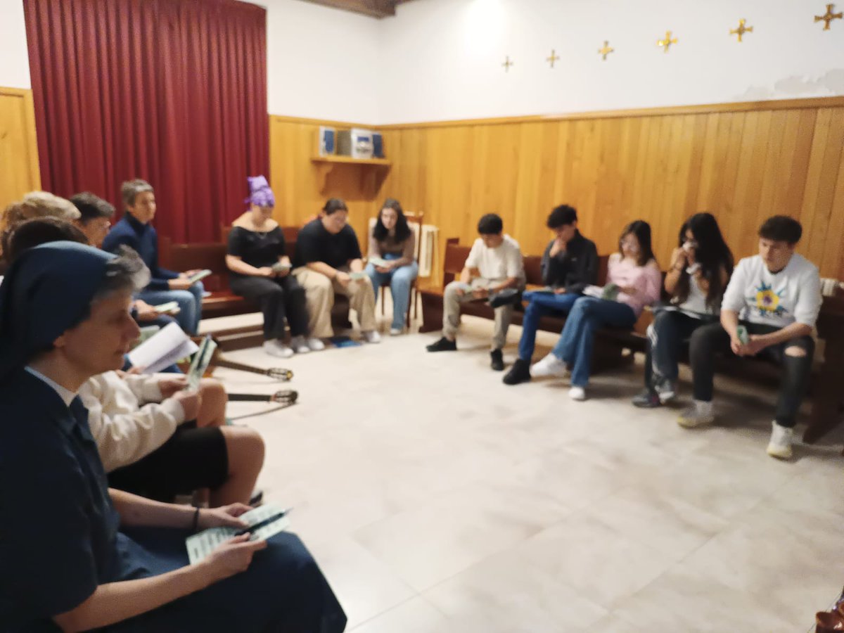 HijasCaridadEN's tweet image. 📝Recuerdos del Miércoles Santo. 
Un grupo de jóvenes esperaba con ilusión vivir la Pascua en un lugar muy especial: Mondoñedo, tierra de #servicio y #encuentro. 

La jornada comenzó orando juntos, sintiéndonos parte de la Comunidad de #Mondoñedo🕊️✨.
#SemanaSantaJMV