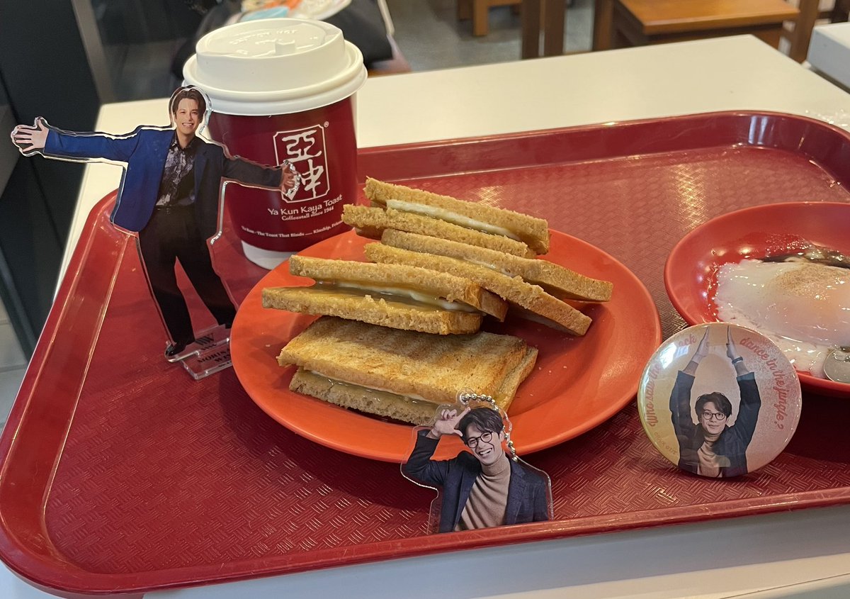WINcrewkumaake's tweet photo. 観劇前の腹ごなし🤗
#RadioTV で紹介してたシンガポール🇸🇬カヤトースト🥪ウィンくんの言う通り確かにあんこっぽい。手前の温泉卵にペッパーやソースまぜまぜしたのをトーストにつけて食べるらしい。食べてみたけど、トーストだけが好き😂
美味しくいただきました。
#森崎ウィン
#JYANNAプライム https://t.co/NwaQk8Te88