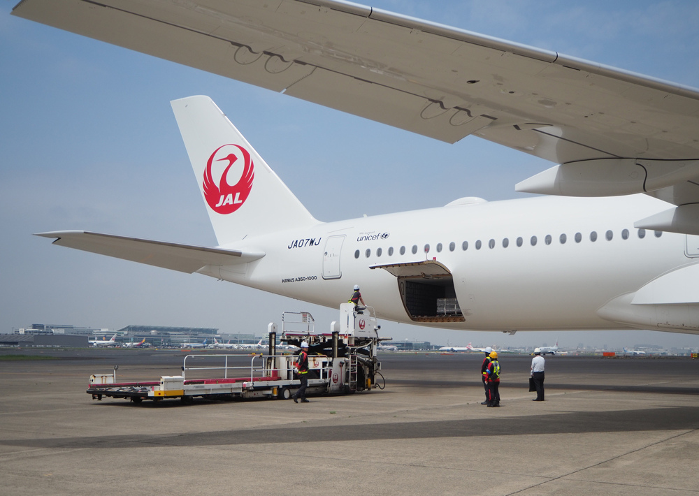 ついに #エアバスA350-1000型機の7号機 (#JA07WJ)が #羽田空港 に到着しました✈️
きらきらと光り輝く真っ白な機体と鶴丸✨
皆さまと一緒に新しい旅を始められることを心待ちにしています😊

✈️［お知らせ］
#JALInformation
#JAL_A350_1000