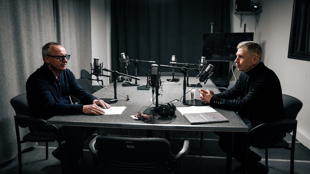 "...mūsu kā mākslinieku uzdevums ir piedāvāt skatīšanās veidus, tikšanās veidus. Ne vienmēr tas jāietērpj smukā, saprotamā vai konceptuālā apģērbā". Intervija LR3 tinyurl.com/w5hn8ypj