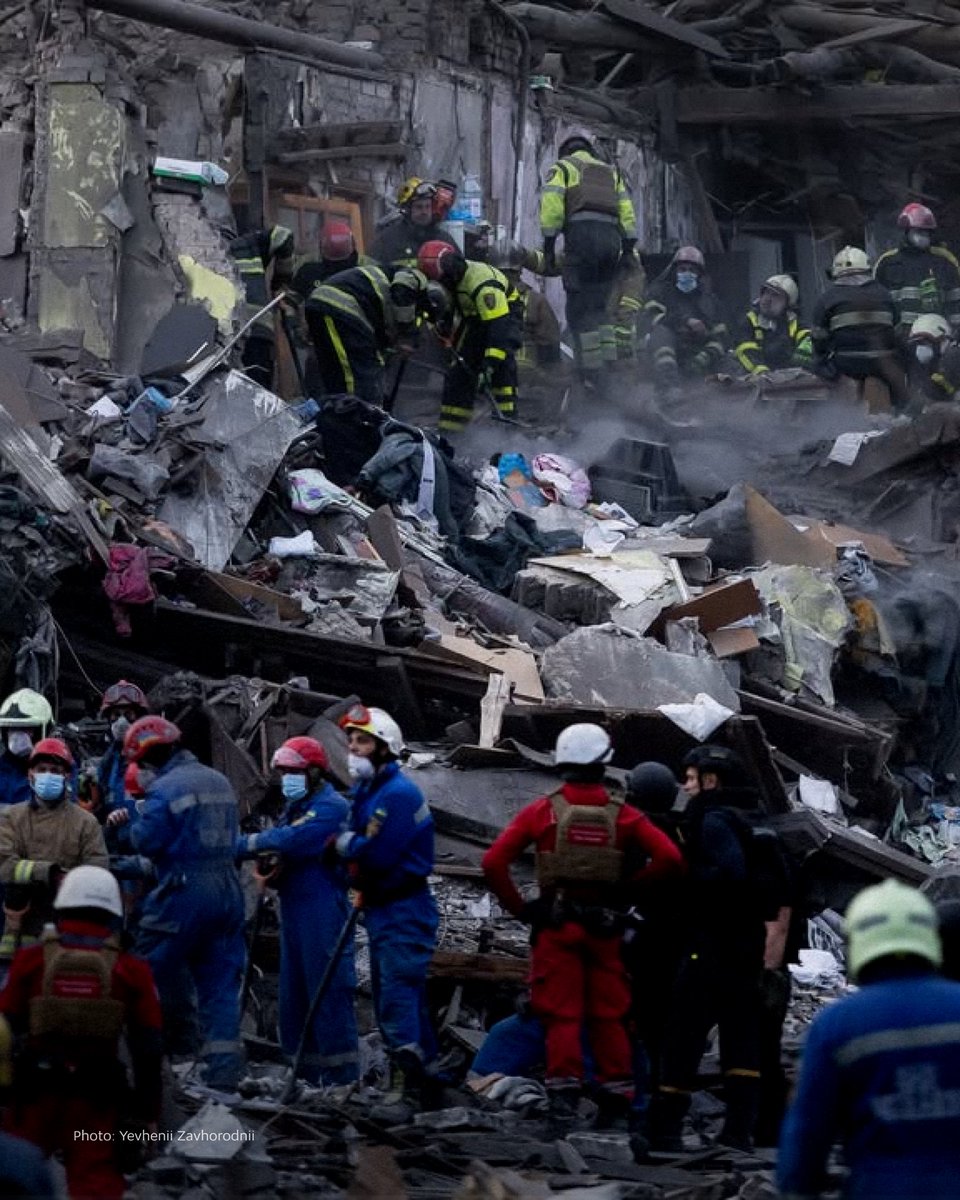 Өнгөрсөн шөнө Орос Украин руу өргөн хэмжээний дайралт хийлээ.  Киев, Житомир, Харьковыг онилжээ.  Киевт наад зах нь 9 хүн амиа алдаж, 70 гаруй хүн шархаджээ.  Украины эсрэг Оросын терроризм, түрэмгийлэл үргэлжилсээр байна.  Үүнийг зогсоох ёстой!