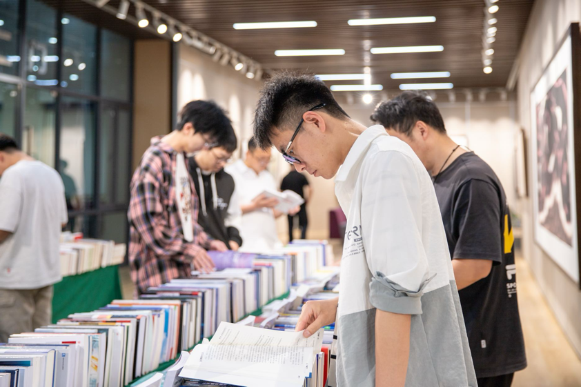 YourChinaStudy's tweet image. On #WorldBookDay, Wuhan University of Technology (#WHUT) opened its 13th reading festival under the theme "Books Inspire, Technology Empowers".🎉 The event introduced digital tools such as #AI-powered reading assistants and virtual libraries. Over 50 events will run until May 31