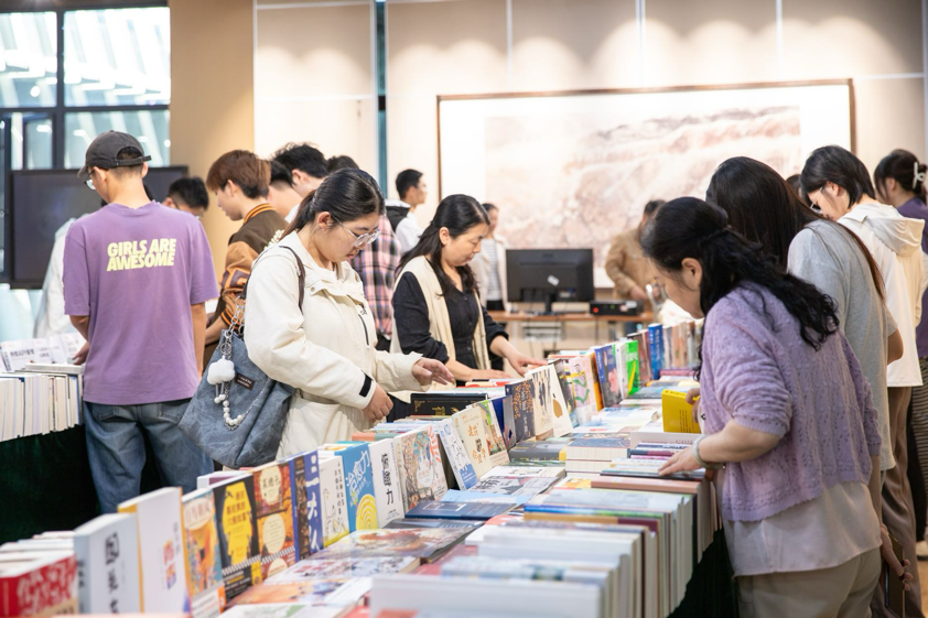 YourChinaStudy's tweet image. On #WorldBookDay, Wuhan University of Technology (#WHUT) opened its 13th reading festival under the theme "Books Inspire, Technology Empowers".🎉 The event introduced digital tools such as #AI-powered reading assistants and virtual libraries. Over 50 events will run until May 31