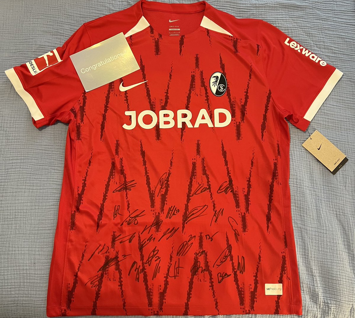 CMappers's tweet photo. When the #Bundesliga collector event came round, this was the one for me!

A 3rd place in the #Freiburg comp won me a signed shirt!  

People have their opinions on where the game is going but this is the reason I play 

#SorareOnTour ❤️#Sorare https://t.co/20vXEw5wRd