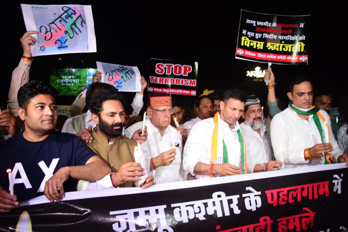 faisalnaimin's tweet photo. जम्मू-कश्मीर के पहलगाम में हुए आतंकी हमले के खिलाफ श्रद्धांजलि 
 यह केवल मोमबत्ती मार्च नहीं था, यह एक संदेश था—शांति, एकता और आतंकवाद के खिलाफ संकल्प का।

“हम शहीदों को नहीं भूले हैं, और न भूलेंगे। न्याय की यह मशाल बुझने नहीं देंगे।”
@UdayBhanuIYC
#PahalgamTerroristAttack https://t.co/fyaJeH3Av6