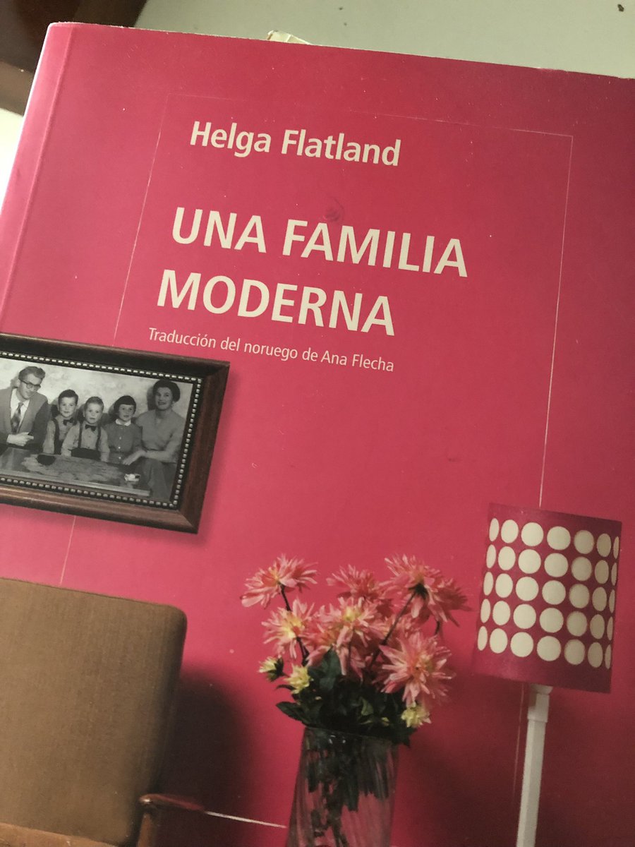 'Una familia moderna' de Helga Flatlan, con traducción de Ana Flecha y publicada por <a href="/Nordica_Libros/">Nórdica Libros</a> , explora con gran sensibilidad psicológica cómo el divorcio de unos padres de 70 años sacude la vida de sus tres hijos adultos. #PintoLee