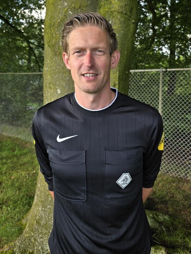 Vanavond om 20.00 staat de wedstrijd tussen <a href="/vvstaphorst/">vv Staphorst</a> en Jong <a href="/SCCambuurLwd/">SC Cambuur</a> op de planning!

De wedstrijd staat onder leiding van <a href="/KoenStaarman1/">KoenStaarman</a> uit <a href="/VrhBoys/">vv.Vroomshoopse Boys</a>! 

Zijn assistenten zijn <a href="/JeroenSchorfha1/">Jeroen Schorfhaar</a> (@Vvholten) en Cas lorkeers (<a href="/SVHeeten/">S.V. Heeten</a>)!

#SNONijverdal 
#NextGen 
#Trots