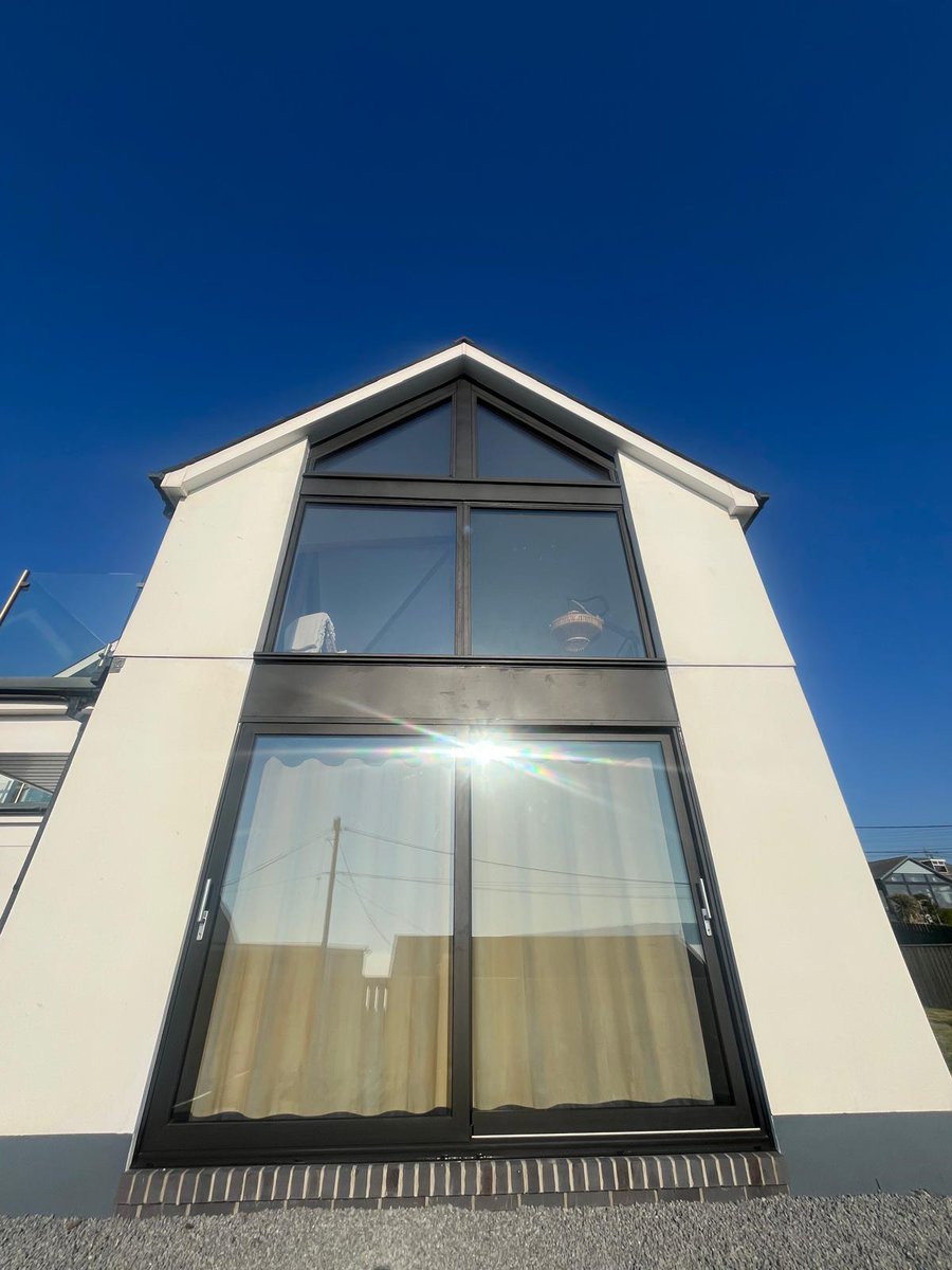 SilkaWindows's tweet image. Take a look at CCW transforming this stunning home in Cawood using SILKA’s bespoke aluminium glazing.

✔Ultra-slim black frames
✔Glazing designed for every opening
✔Energy-efficient, high-performance aluminium 

It’s a full house upgrade.

Get a quote: silkawindows.com/get-in-touch/g…