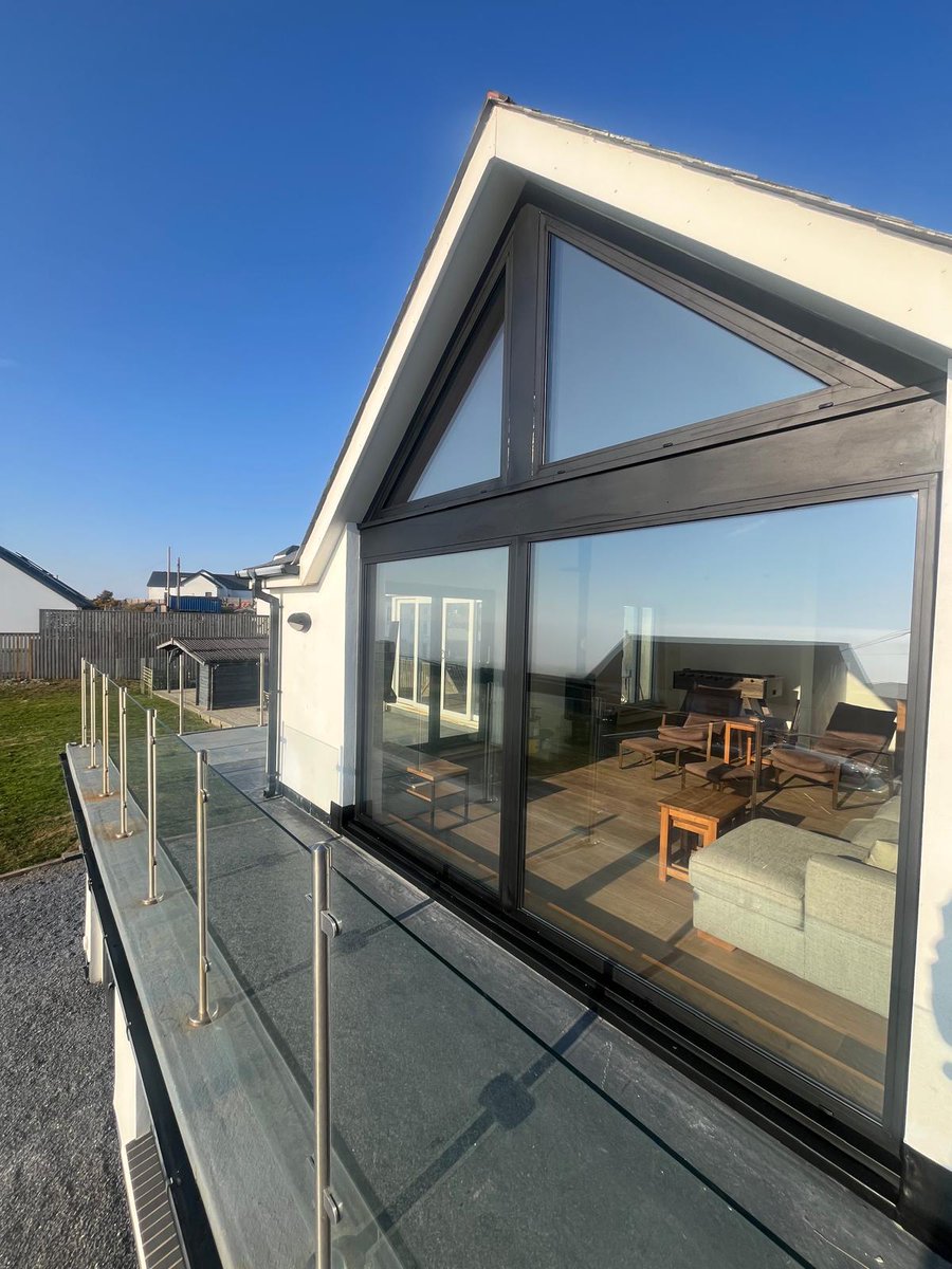 SilkaWindows's tweet image. Take a look at CCW transforming this stunning home in Cawood using SILKA’s bespoke aluminium glazing.

✔Ultra-slim black frames
✔Glazing designed for every opening
✔Energy-efficient, high-performance aluminium 

It’s a full house upgrade.

Get a quote: silkawindows.com/get-in-touch/g…