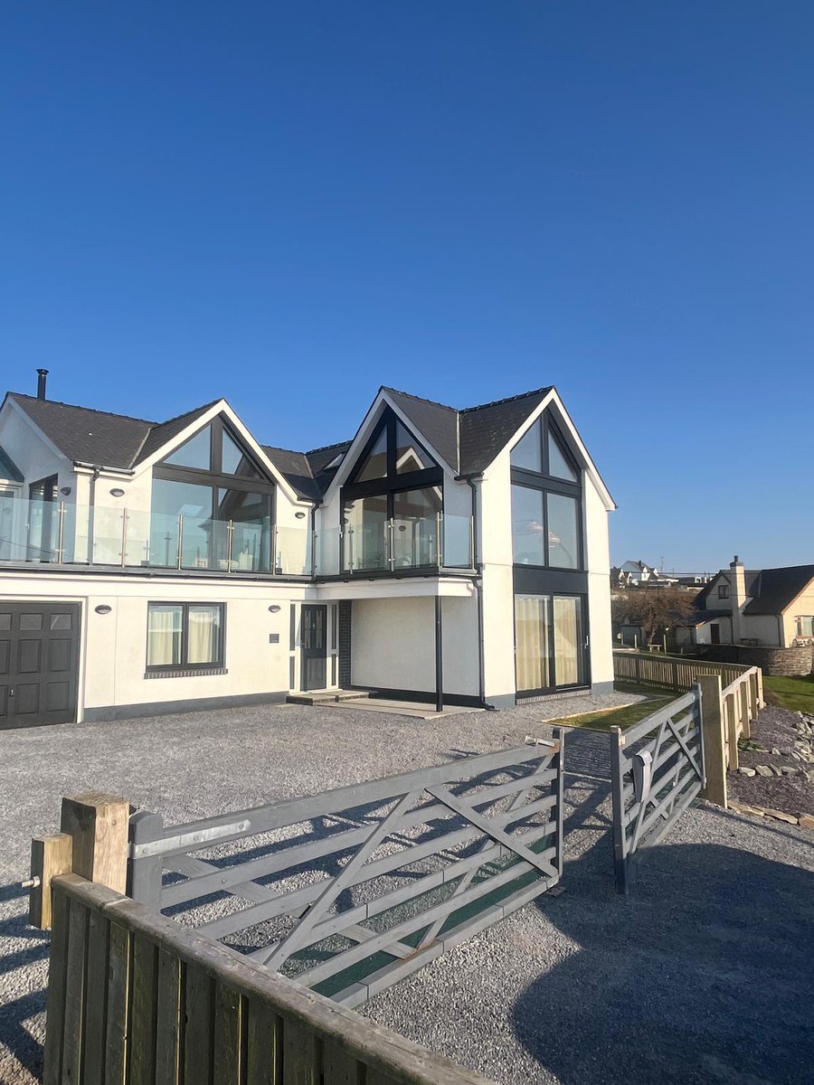 SilkaWindows's tweet image. Take a look at CCW transforming this stunning home in Cawood using SILKA’s bespoke aluminium glazing.

✔Ultra-slim black frames
✔Glazing designed for every opening
✔Energy-efficient, high-performance aluminium 

It’s a full house upgrade.

Get a quote: silkawindows.com/get-in-touch/g…