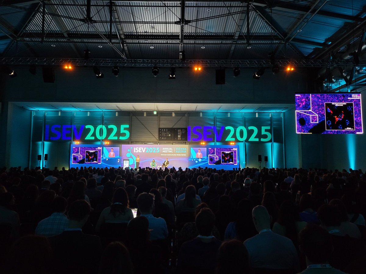RNA_hacker's tweet image. Great talk by Nicole Meisner Kober from @PLUS_1622 as plenary speaker at #ISEV2025:
Converging EVs, LNPs and lessons learnt from virus biology for ultimately developing oral RNA drugs. 🧬💊
#Extracellularvesicles
.