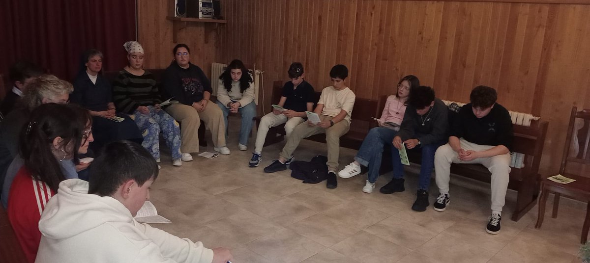 HijasCaridadEN's tweet image. Fuimos descubriendo una gran verdad: #servir es amar. Y lo hicimos vida en cada gesto, en cada momento compartido. 💙   

Terminamos el día acompañando a Jesús. Nos hicimos pan partido y compartido, signo de entrega y #fraternidad.