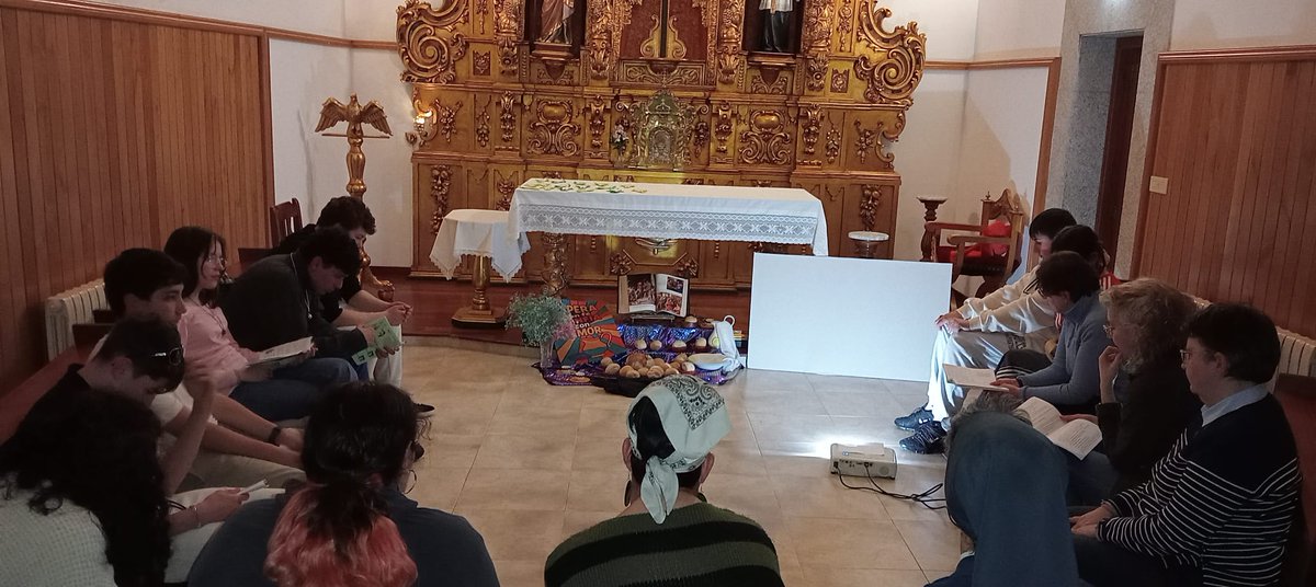 HijasCaridadEN's tweet image. Fuimos descubriendo una gran verdad: #servir es amar. Y lo hicimos vida en cada gesto, en cada momento compartido. 💙   

Terminamos el día acompañando a Jesús. Nos hicimos pan partido y compartido, signo de entrega y #fraternidad.