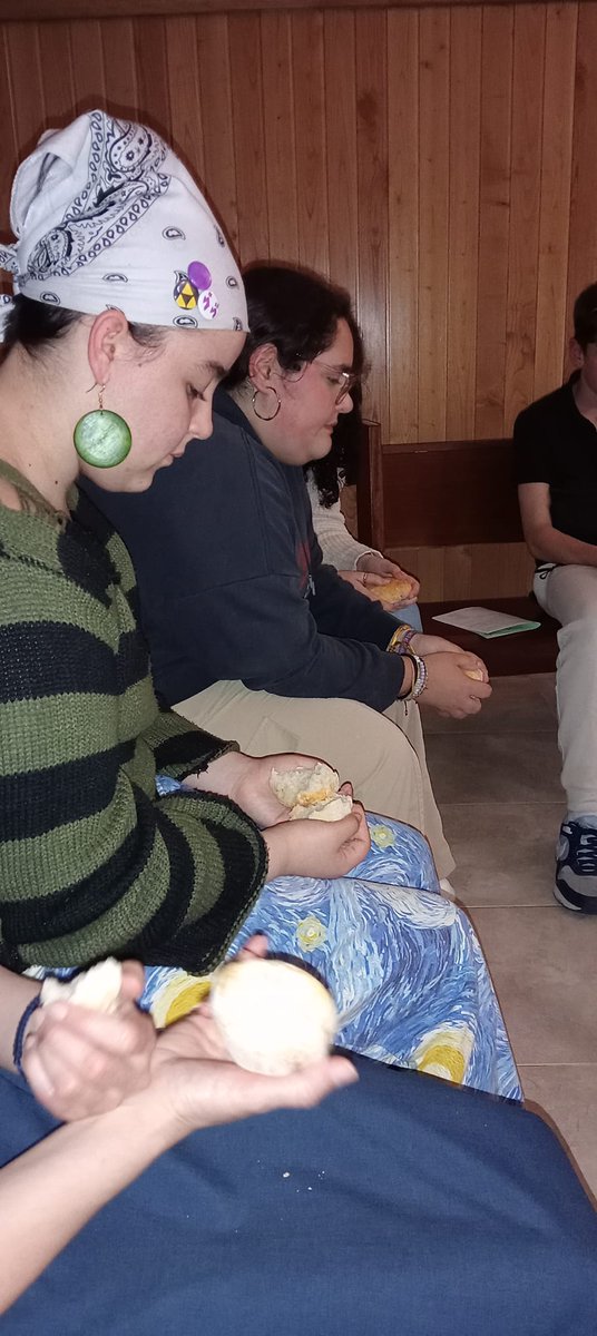 HijasCaridadEN's tweet image. Fuimos descubriendo una gran verdad: #servir es amar. Y lo hicimos vida en cada gesto, en cada momento compartido. 💙   

Terminamos el día acompañando a Jesús. Nos hicimos pan partido y compartido, signo de entrega y #fraternidad.