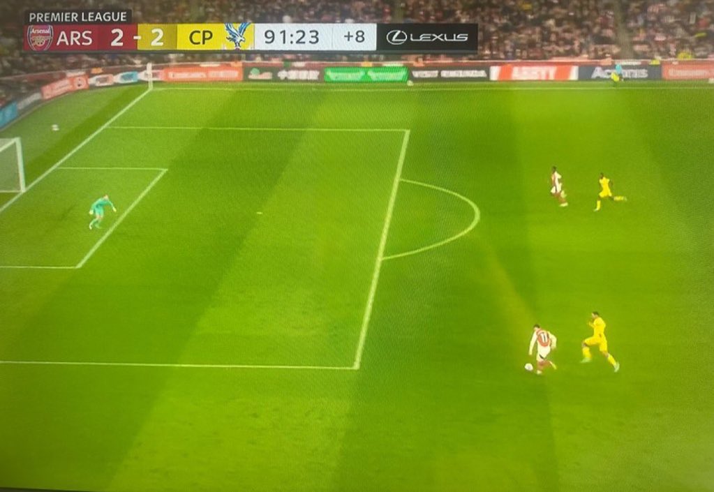 EPLBible's tweet photo. How the ball doesn’t end up with Saka here is beyond me. 🤯 https://t.co/7Nh8iYyGav