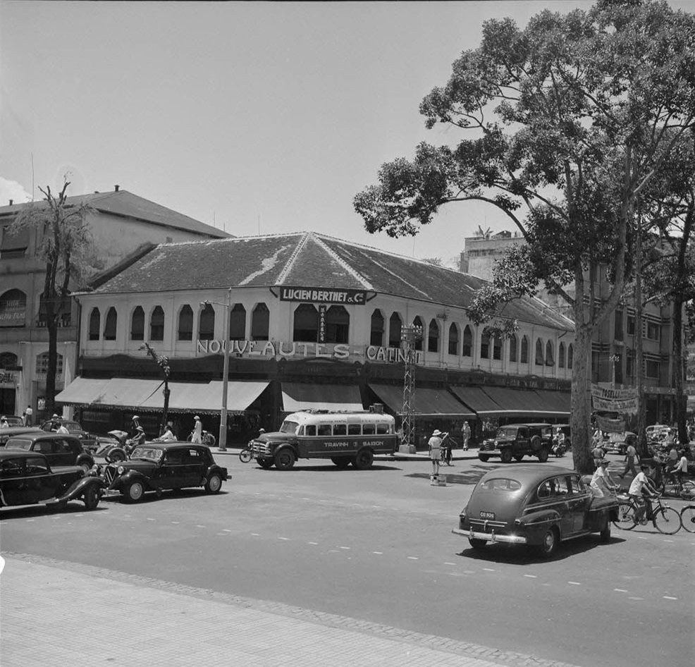 danhcongdo's tweet photo. SaiGon 1953 - Đây là hình ảnh Xe hơi của Mỹ, Pháp cùng lưu thông trên đường Catinat, đoạn công trường Francis Garnier (nay là công trường Lam Sơn). Trong hình có thấy thấy xe Ford và Citroën Traction https://t.co/Tc5yM3W5e4