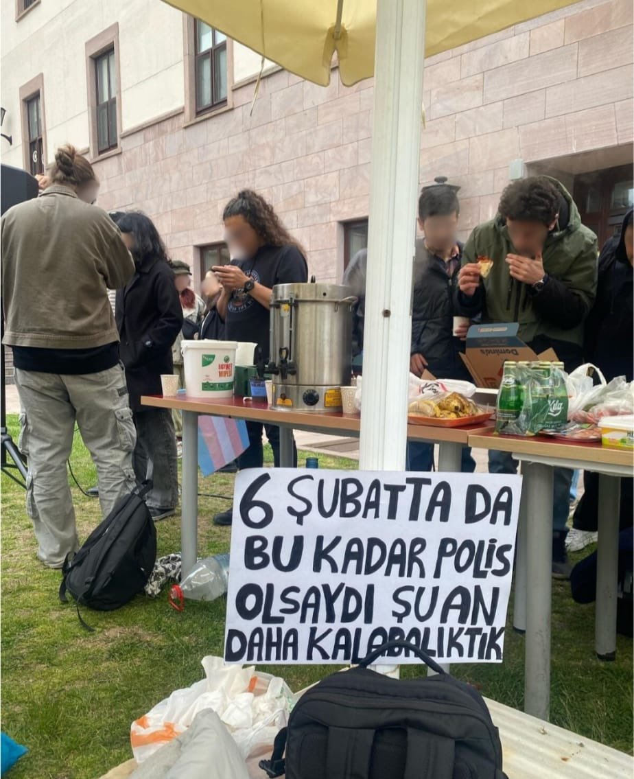 solcugazete60's tweet photo. Koç Üniversitesi öğrencileri, geceyi dışarıda geçirerek dayanışma sofrası kurdu.

"6 Şubat'ta bu kadar polis olsaydı şu an daha kalabalıktık." https://t.co/KVIHufGHMQ