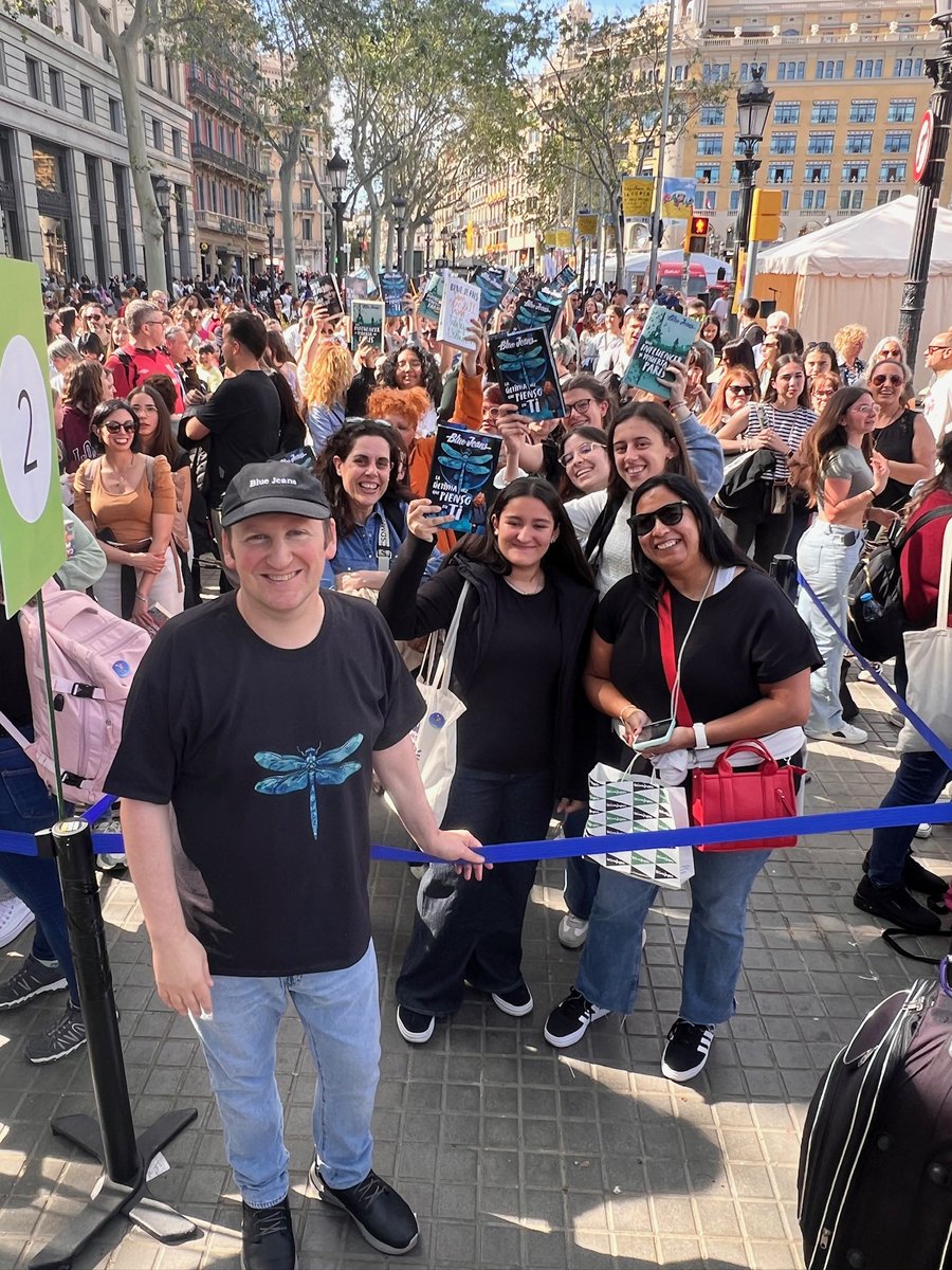 Buenos días desde Barcelona! Yo soy de los que disfruta al máximo Sant Jordi y acaba reventado jaja pero esto sigue! Mañana feria del libro de Castellón, el sábado toca Ávila y el domingo Cáceres! A recuperar energías para el fin de semana!