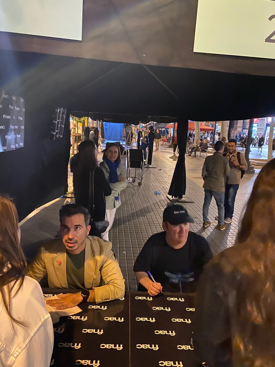 FranciscodPaula's tweet photo. Buenos días desde Barcelona! Yo soy de los que disfruta al máximo Sant Jordi y acaba reventado jaja pero esto sigue! Mañana feria del libro de Castellón, el sábado toca Ávila y el domingo Cáceres! A recuperar energías para el fin de semana! https://t.co/aGjnl3PxFd