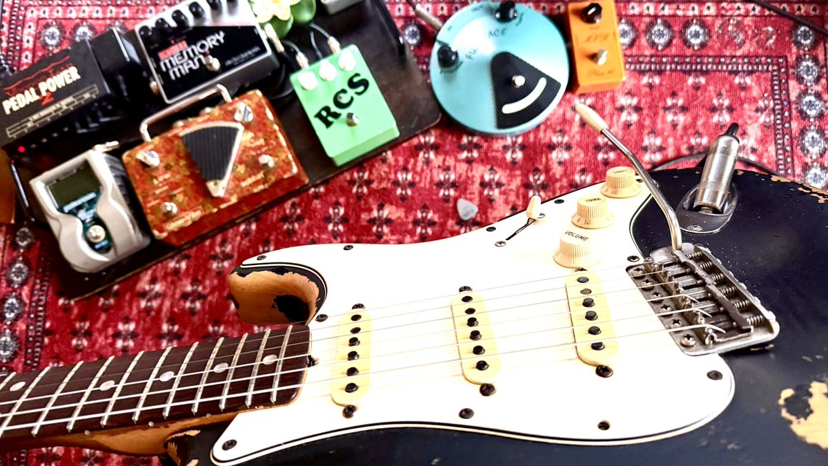 YosukeMiyake's tweet photo. 🙏
#fender #stratocaster
#fendercustomshop #closetclassic
#DAddario #HERCO_FLEX75
#sobbat #RCS #EHX #voodoolab
#peterson #MXR #BELDEN #LOTUS
#Dunlop_JimiHendrix_Fuzz https://t.co/am7MgJGBsd