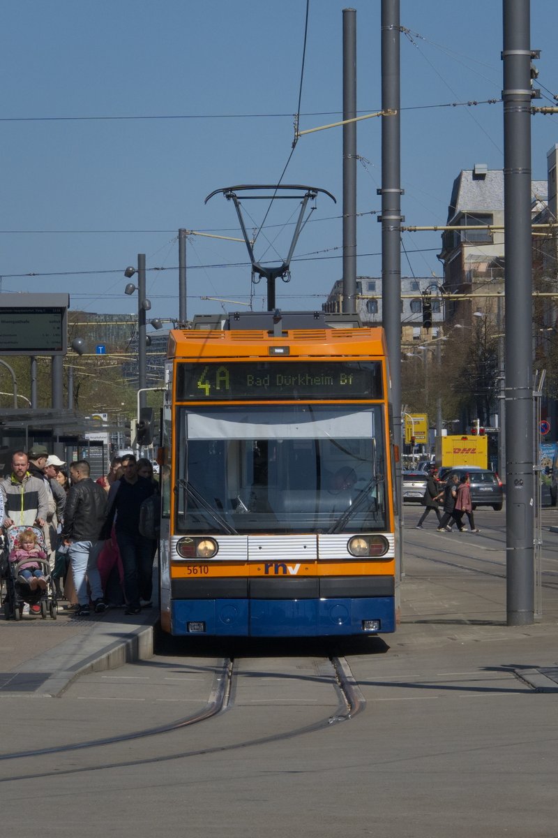 DominicSeithel's tweet photo. Linie 4A der #rnv nach #baddürkheim  am #hauptbahnhof in #mannheim
---
Line 4A of RNV to Bad Dürkheim at Mannheim #mainstation

#trams #straßenbahn #trainspotting #tramspotting https://t.co/ZDROHqAOqM