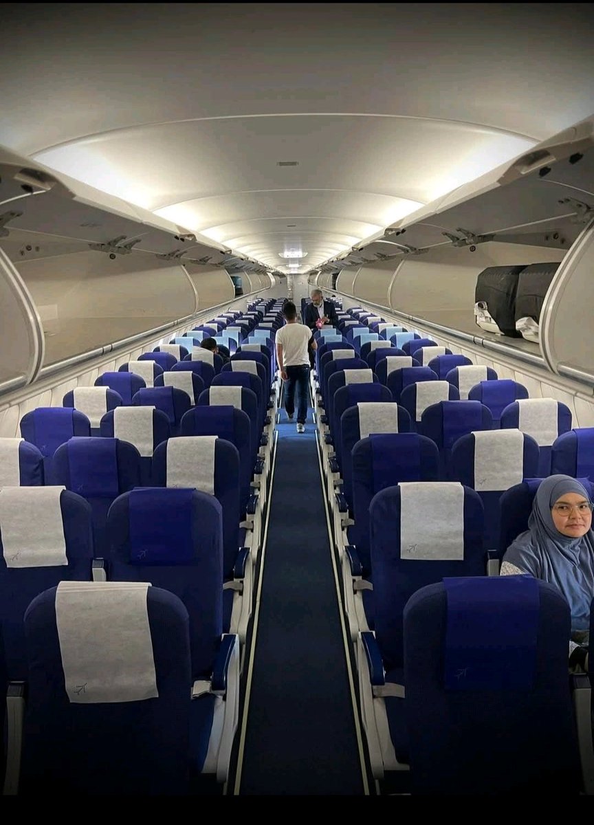 Flight to #Srinagar

यहाँ एक साथ दो दृश्य है....

पहला दृश्य - कल की दहशत से पूरी फ़्लाइट ख़ाली जा रही है।

दूसरा दृश्य - एक मोहतरमा सुरक्षा भाव से बैठी है, क्योंकि वो जानती हैं वे मुसलमानों को नहीं मारेंगे !!

और यही तो #जिहादी आतंकवादी चाहते थे !!

#pahalgam #pahalgamkashmir
