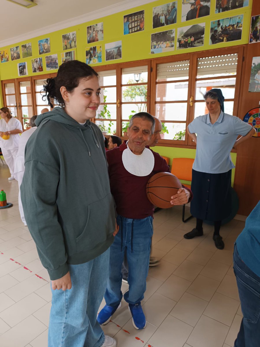 HijasCaridadEN's tweet image. 📝Recordando el Viernes Santo.
Acompañamos a Jesús en su dolor.

Durante la mañana, compartimos #actividades con los chicos del Centro San Pablo de Mondoñedo. Un encuentro sencillo y profundo.

Gracias, Mondoñedo, por recordarnos que el amor se demuestra en lo pequeño💙.