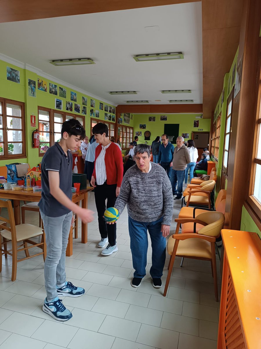 HijasCaridadEN's tweet image. 📝Recordando el Viernes Santo.
Acompañamos a Jesús en su dolor.

Durante la mañana, compartimos #actividades con los chicos del Centro San Pablo de Mondoñedo. Un encuentro sencillo y profundo.

Gracias, Mondoñedo, por recordarnos que el amor se demuestra en lo pequeño💙.