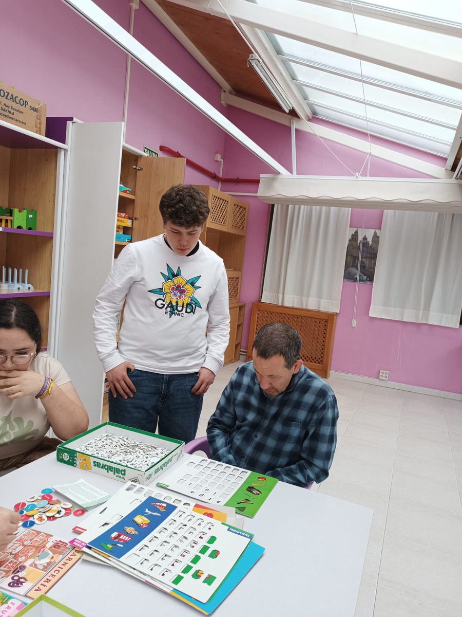 HijasCaridadEN's tweet image. 📝Recordando el Viernes Santo.
Acompañamos a Jesús en su dolor.

Durante la mañana, compartimos #actividades con los chicos del Centro San Pablo de Mondoñedo. Un encuentro sencillo y profundo.

Gracias, Mondoñedo, por recordarnos que el amor se demuestra en lo pequeño💙.