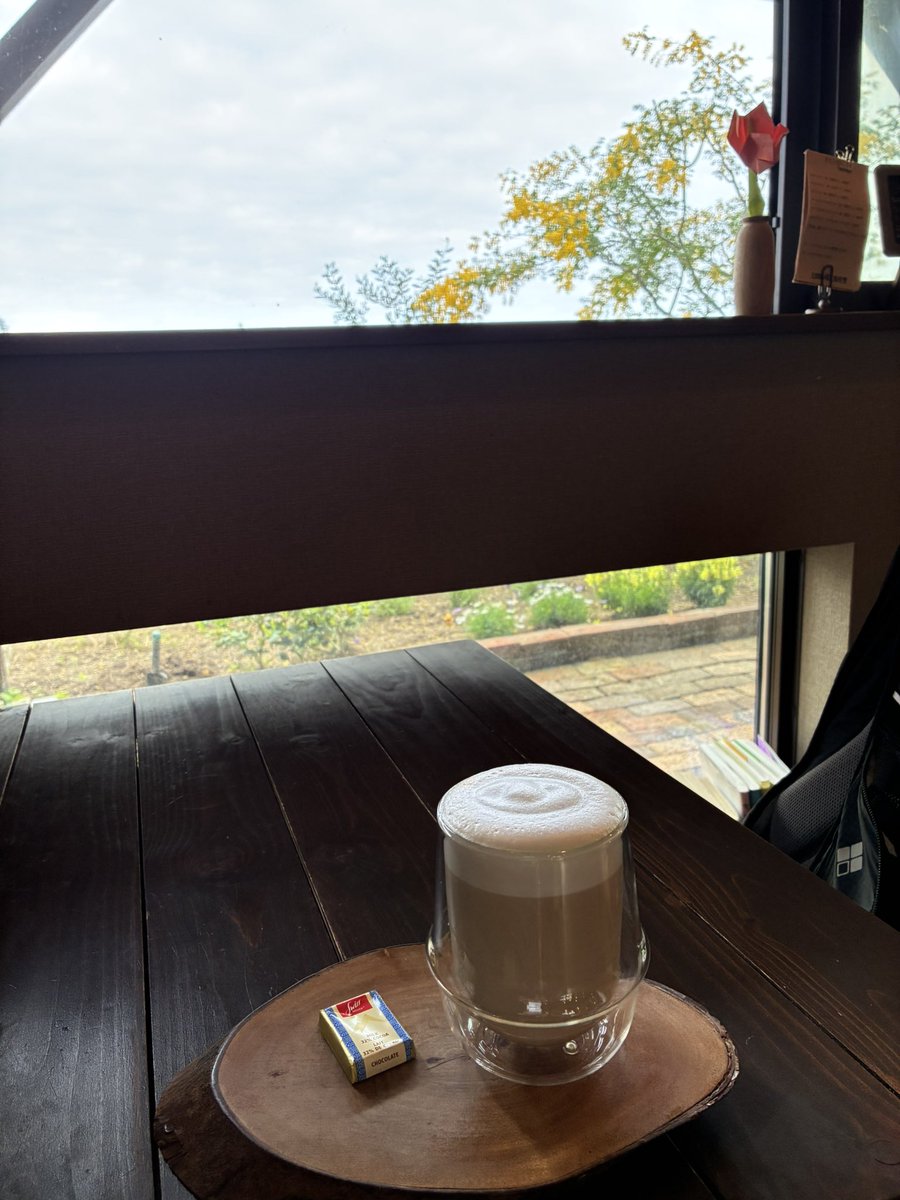 postkort22's tweet photo. ランチは  #JINAJINA 
  何とヤマノススメラッピングバスが永田会館のバス停で止まって　JINAJINAの店内から撮りました。

龍崖山のあと　#上田珈琲豆焙煎堂 で一休み　カフェ・オ・レ　美味しかった。店内でのんびりと窓から入ってくる風と店内の珈琲の香りで最高でした。 https://t.co/C9p3iAGrI8