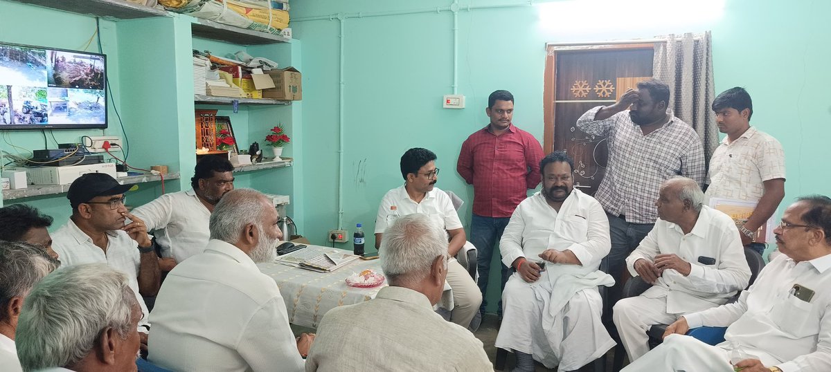 నేడు కొండేపి మండల వైసిపి నాయకులు బొక్కిసం ఉపేంద్ర చౌదరి గారిని వారి నివాసం లో పరామర్శించిన మాజీ మంత్రివర్యులు, వైయస్ఆర్ సీపీ PAC  సభ్యులు, కొండేపి నియోజకవర్గ ఇంఛార్జి డాక్టర్ ఆదిమూలపు సురేష్ గారు.