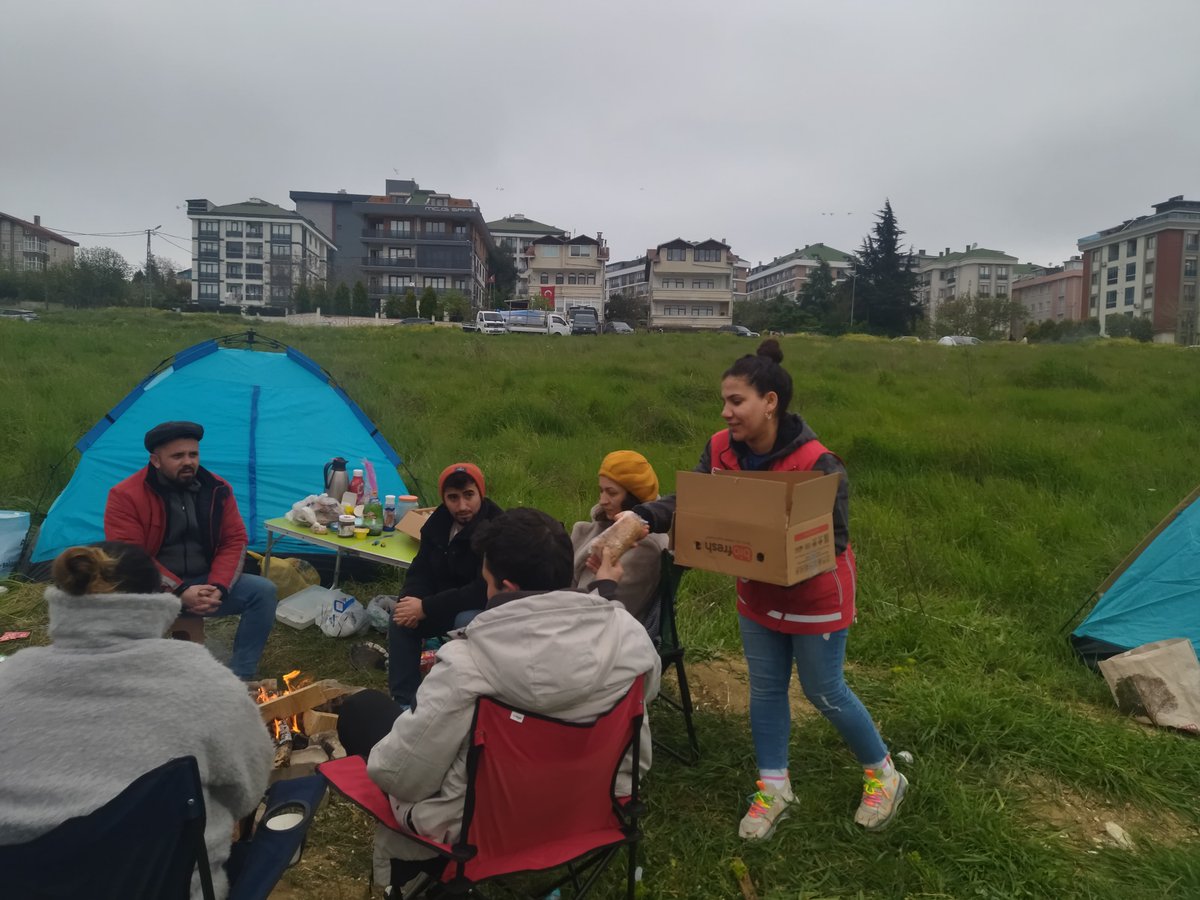 Dün İstanbul’da yaşanan 6,2 büyüklüğündeki depremin hemen ardından, Kızılay şubelerimiz büyük bir koordinasyonla harekete geçti.

Artçı sarsıntılar geçene dek gece dışarıda bekleyen vatandaşlarımıza beslenme desteği sağlamaya devam ediyoruz. Şubelerimiz, sadece yardım taşıyan