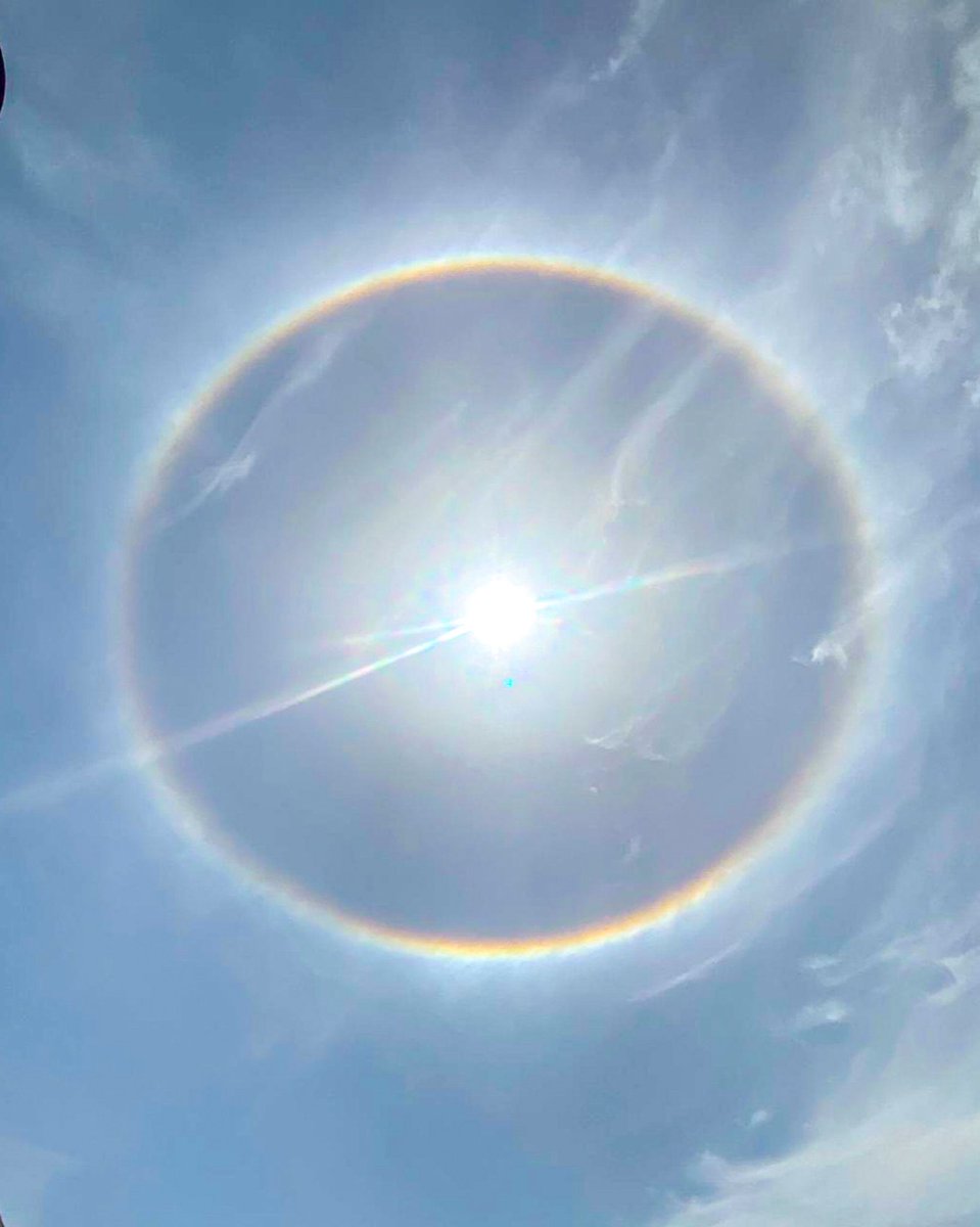 SaudiNews50's tweet image. فلكية جدة:

سماء صبيا شهدت صباح اليوم رصد ظهور حلقة ضوئية يبلغ نصف قطر الزاوي 22 درجة تحيط بقرص الشمس في قبة السماء.

-